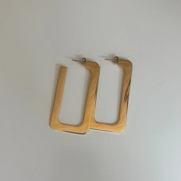 Chic Gold Rectangular Earrings - Picture 2 of 3